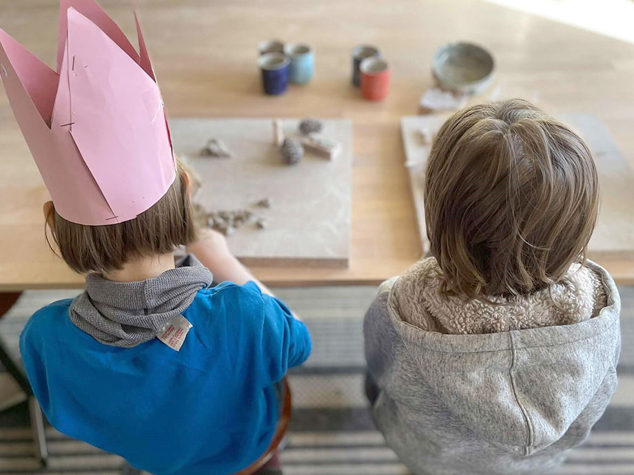 Beim Kindergeburtstag im Kurs-Quartier Nürnberg töpfert ihr eine Müslischüssel. Beim Kindergeburtstag im Kurs-Quartier Nürnberg töpfert ihr gemeinsam eigenes Geschirr.
