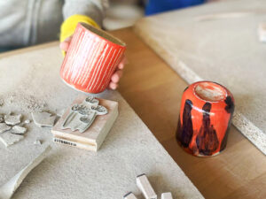 Beim Kindergeburtstag im Kurs-Quartier Nürnberg töpfert ihr gemeinsam eigenes Geschirr