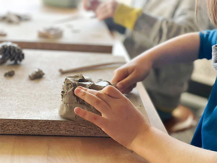 Kreative Kinder beim Kindergeburtstag Töpfern. Kreative Kinder beim Kindergeburtstag im Kurs-Quartier in Nürnberg