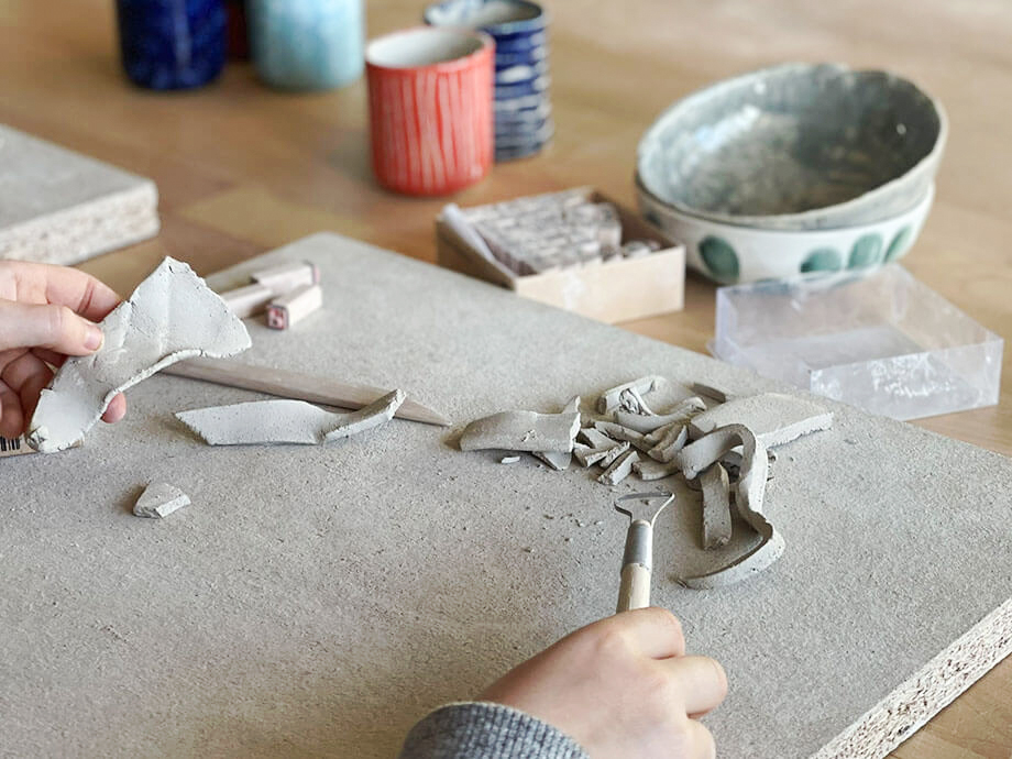 Kinder sind kreativ beim Töpfern. Kindergeburtstag im Kurs-Quartier in Nürnberg - Kinder sind kreativ beim Töpfern