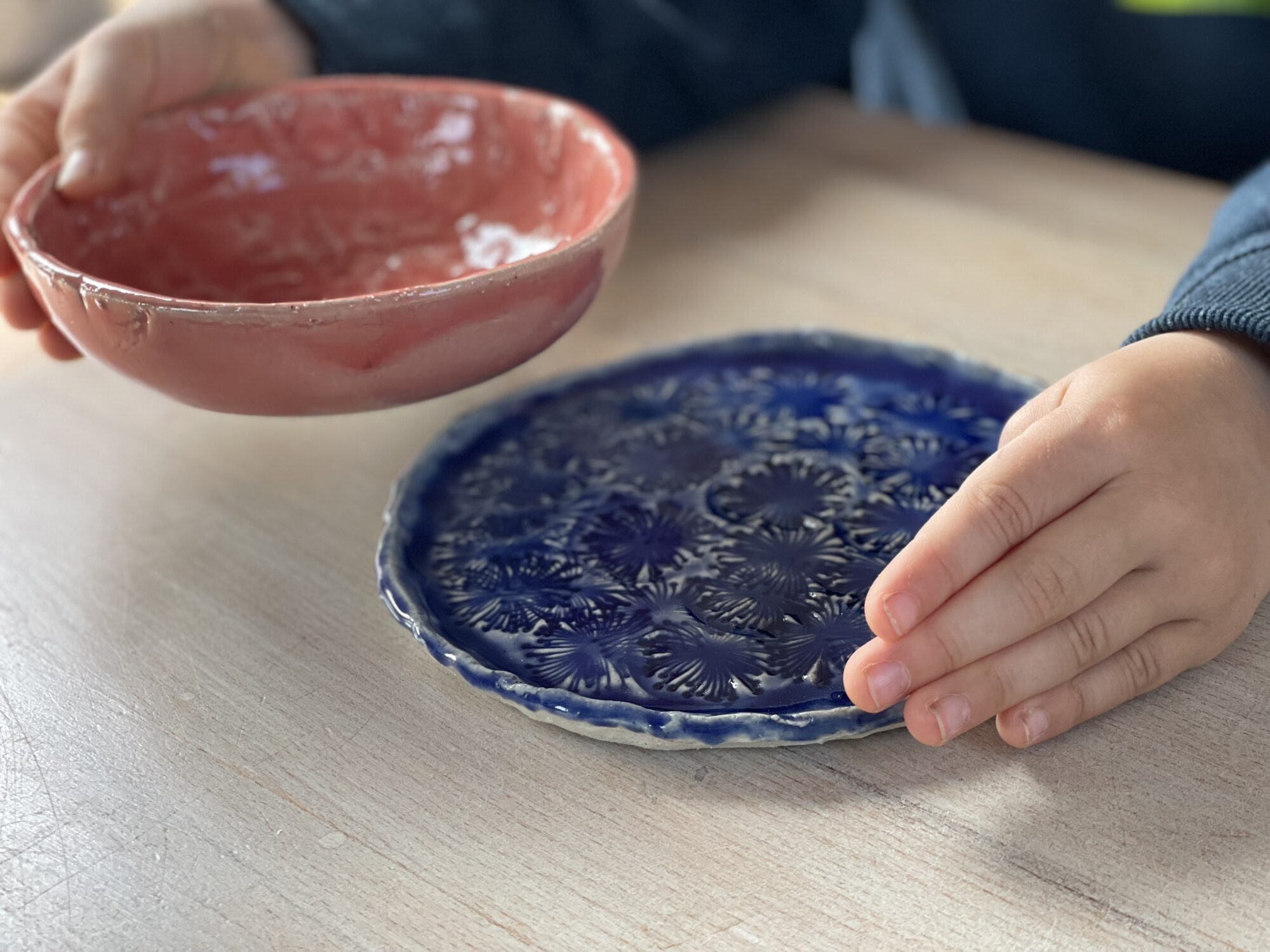 Im Kurs-Quartier töpfern Kinder eine eigene Müslischüssel und einen eigenen Teller Kinder töpfern eine eigene Müslischüssel und einen eigenen Teller.